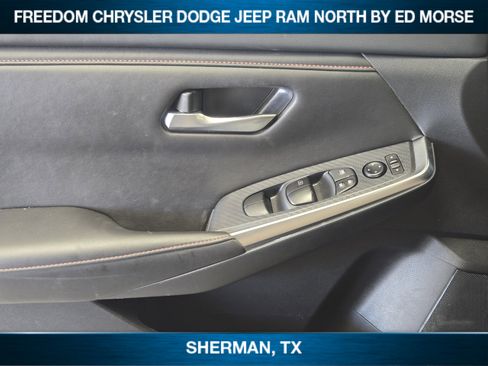 Used 2025 Nissan Sentra SR image 17