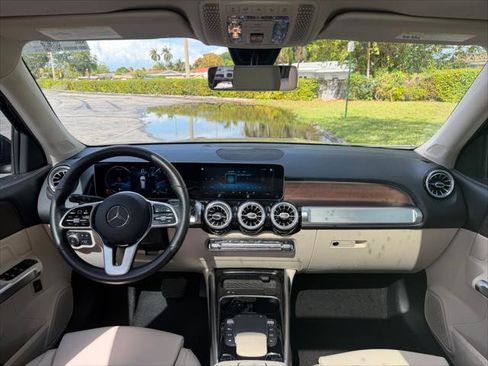 Used 2021 Mercedes-Benz GLB 250 w/ Premium Package image 16