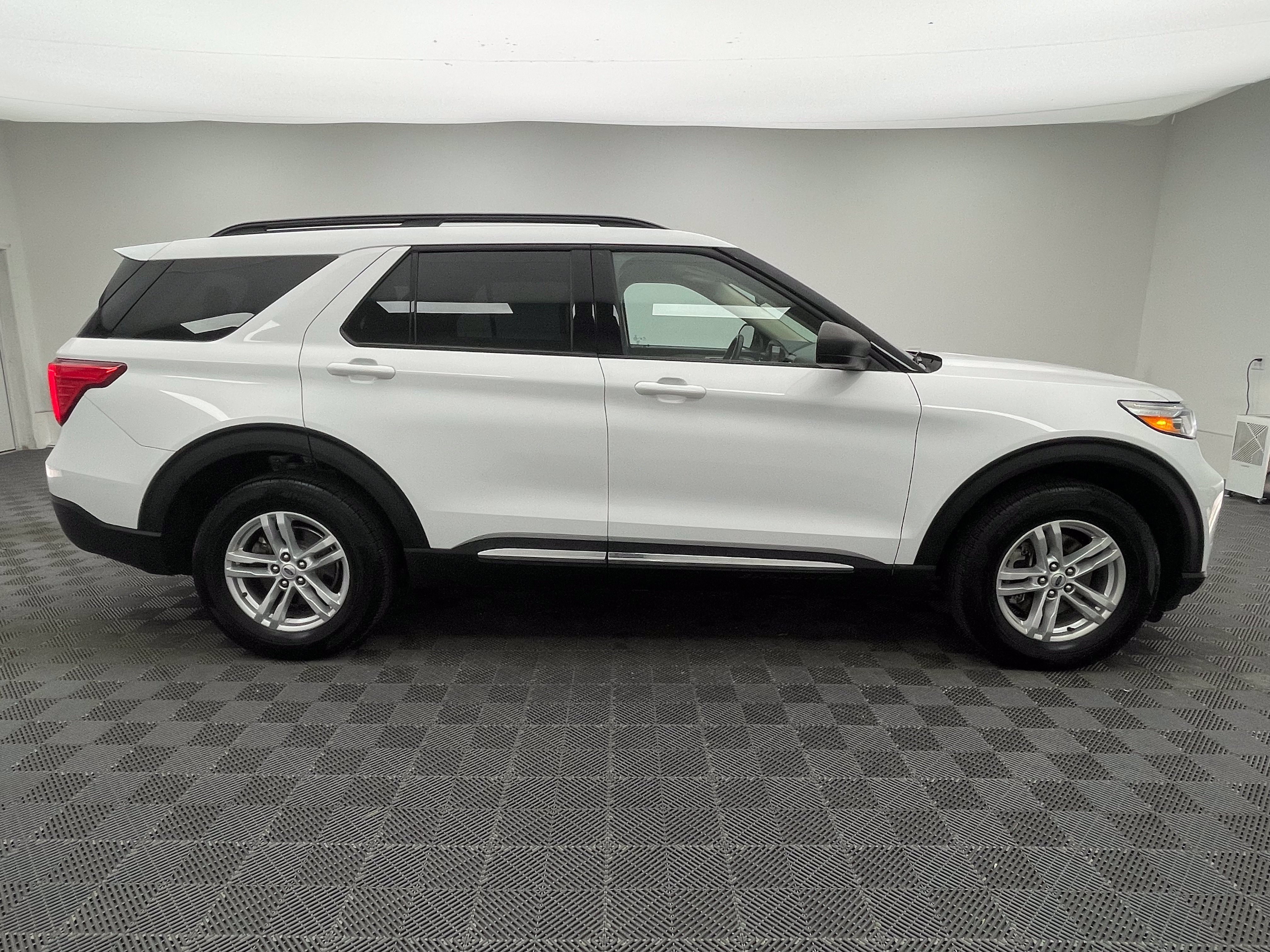 Used 2023 Ford Explorer XLT w/ Equipment Group 202A AWD/4WD image 5