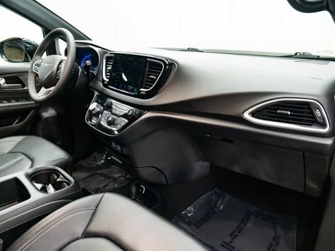 Used 2025 Chrysler Pacifica Select FWD image 29