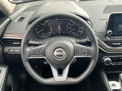 Used 2025 Nissan Altima 2.5 SV FWD image 29