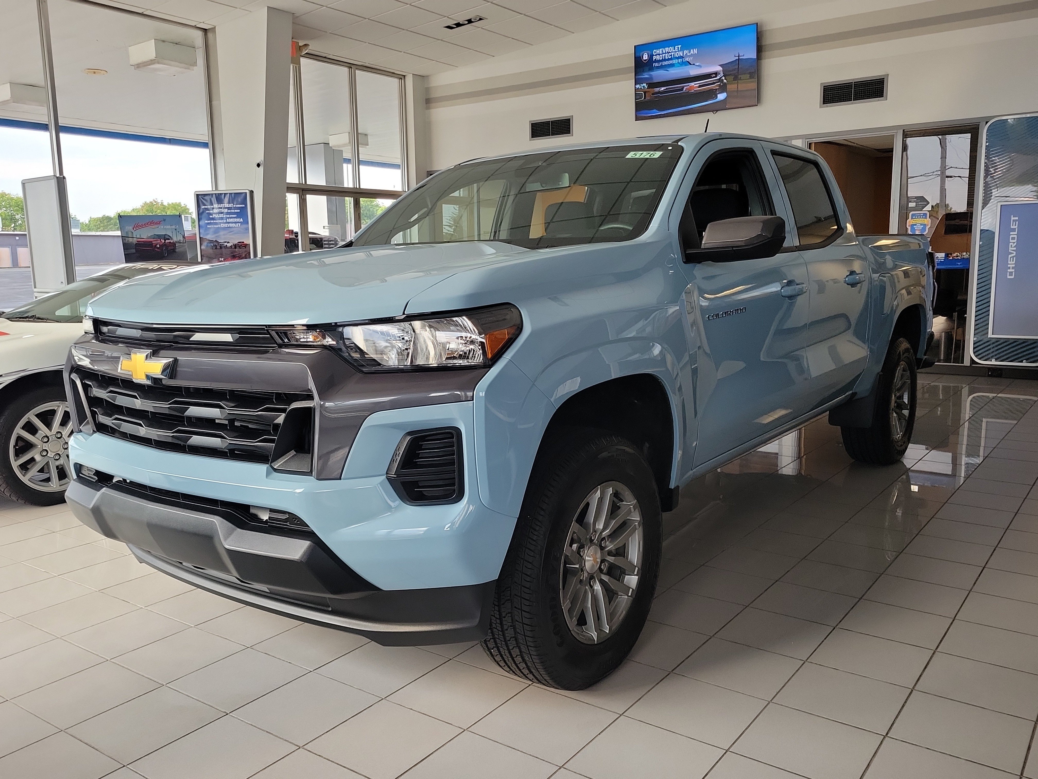 Used 2026 Chevrolet Colorado LT RWD image 2