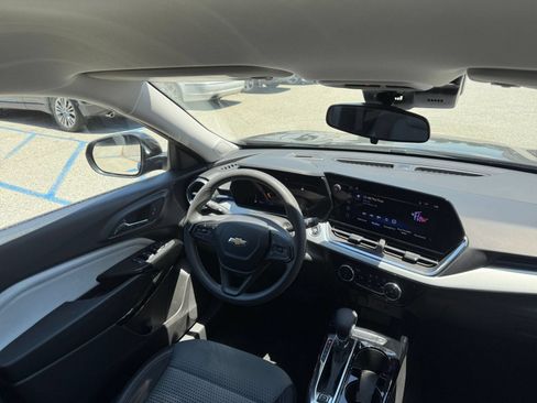 Used 2025 Chevrolet Trax LT FWD image 29