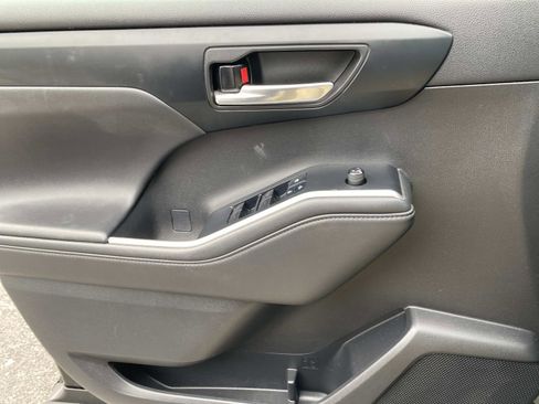 Used 2022 Toyota Highlander XLE image 14