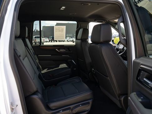 Used 2025 GMC Yukon XL Denali AWD/4WD image 21