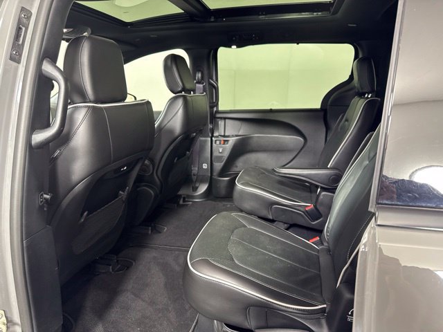 Used 2025 Chrysler Pacifica Limited FWD image 12