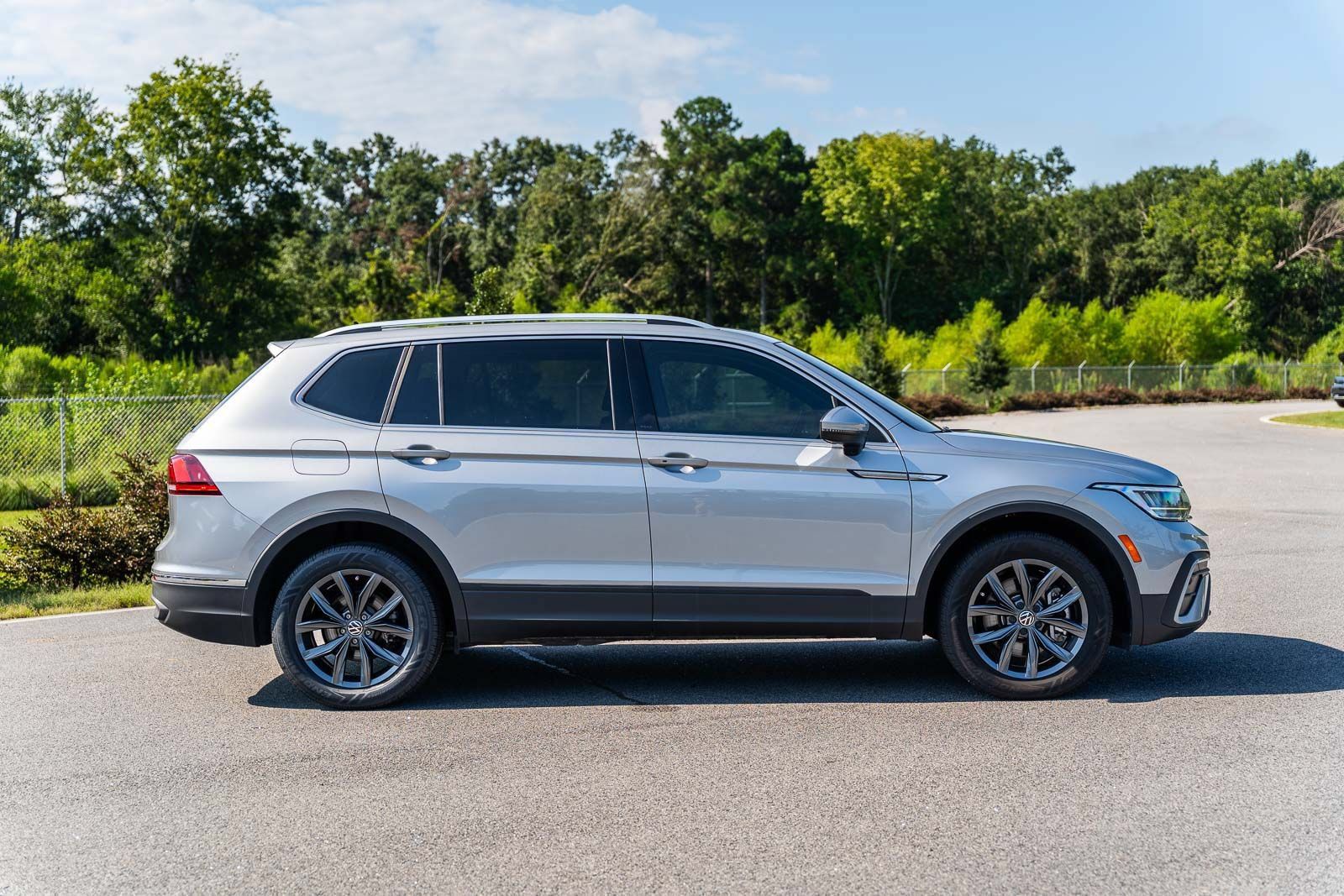 Used 2023 Volkswagen Tiguan SE w/ Panoramic Sunroof Package FWD image 8