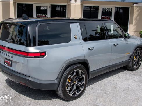 Used 2025 Rivian R1S Premium AWD/4WD image 13