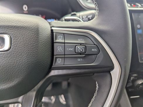 Used 2025 Jeep Grand Cherokee L Laredo image 30