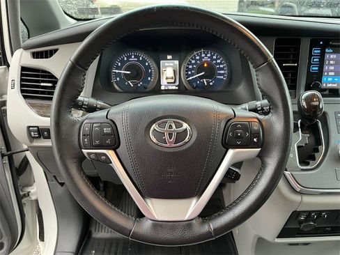Used 2017 Toyota Sienna XLE Premium image 15