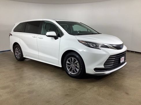 Used 2024 Toyota Sienna LE FWD image 5