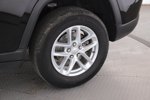 Used 2025 Jeep Grand Cherokee Laredo X AWD/4WD image 14