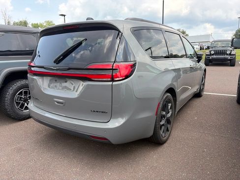 Used 2025 Chrysler Pacifica Limited FWD image 12