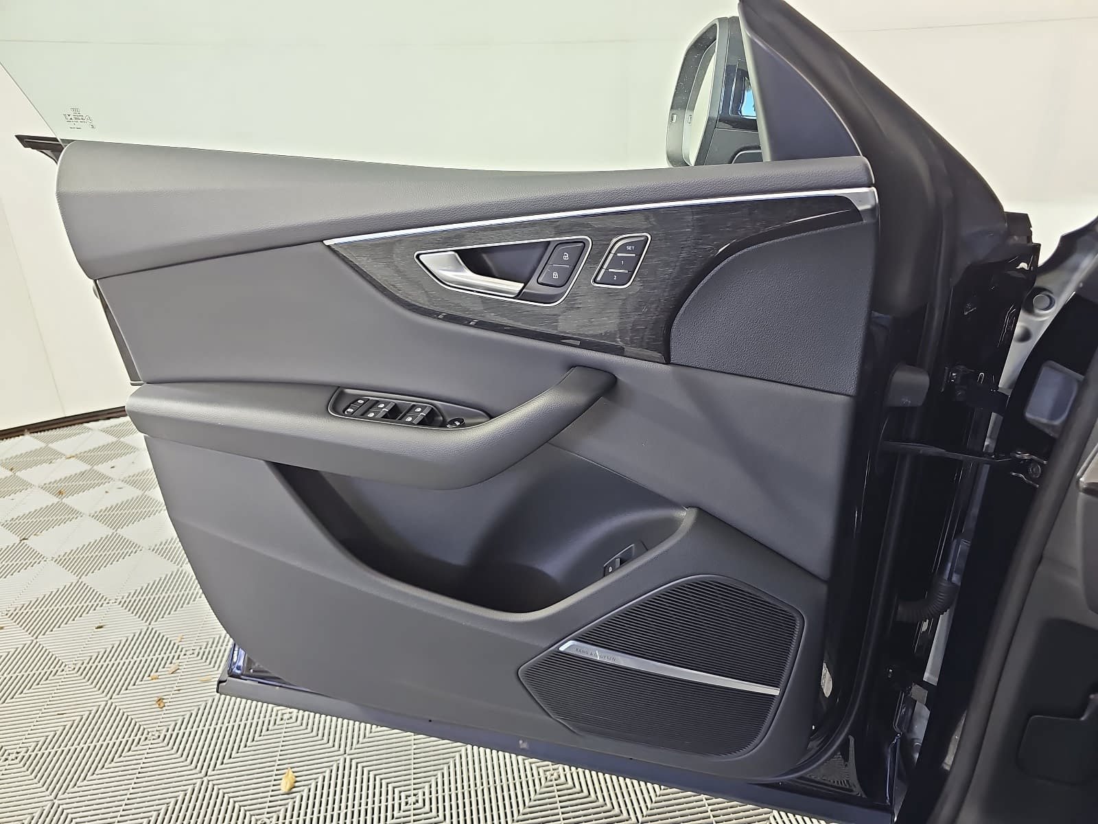 Used 2019 Audi Q8 Premium Plus AWD/4WD image 27