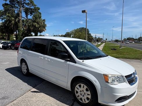 Used 2016 Dodge Grand Caravan SE w/ Quick Order Package 29E SE FWD image 3