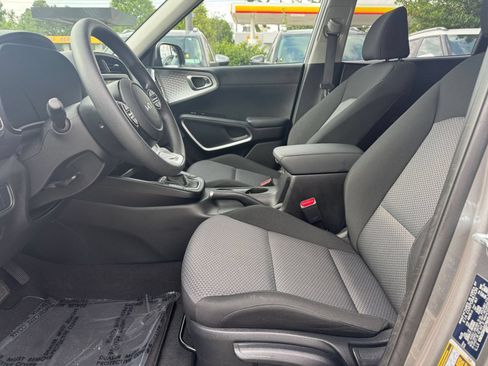 Used 2025 Kia Soul LX w/ LX Technology Package FWD image 20