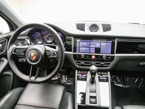 Certified 2026 Porsche Macan AWD/4WD image 16