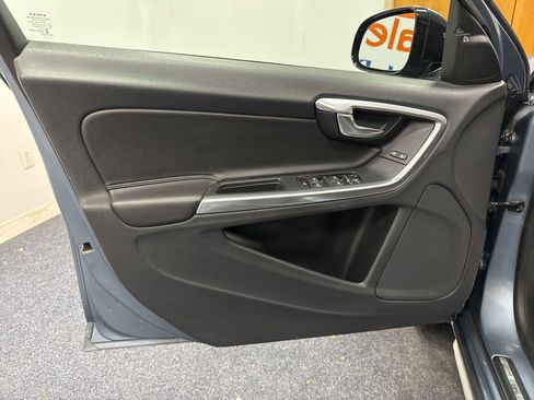 Used 2018 Volvo V60 T5 Cross Country w/ Convenience Package image 5