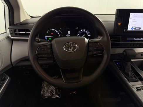 Used 2025 Toyota Sienna LE FWD image 21
