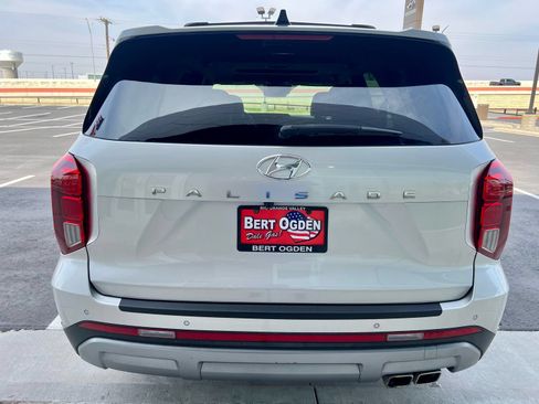 Used 2024 Hyundai Palisade SEL w/ Premium Package FWD image 5