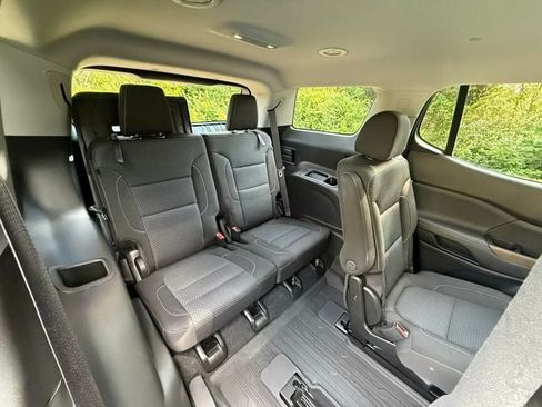 Used 2023 GMC Acadia SLE w/ Driver Convenience Package FWD image 24