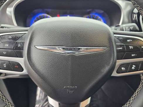 Used 2025 Chrysler Pacifica Select FWD image 23