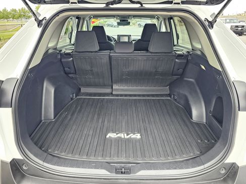 Used 2022 Toyota RAV4 LE AWD/4WD image 14