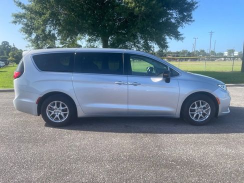 Used 2024 Chrysler Pacifica Touring-L FWD image 8