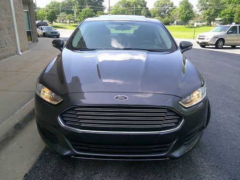 Used 2016 Ford Fusion SE FWD image 3