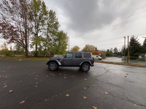Used 2025 Jeep Wrangler Sahara image 16