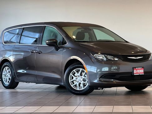 Used 2023 Chrysler Voyager LX image 2
