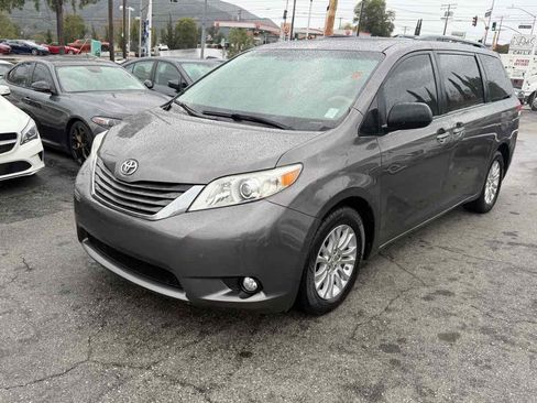 Used 2011 Toyota Sienna XLE image 3