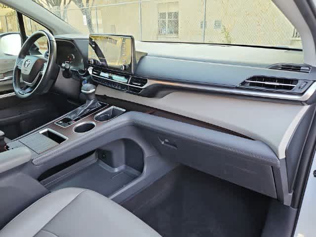 Used 2022 Toyota Sienna XLE FWD image 21