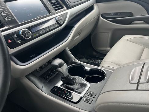 Used 2018 Toyota Highlander XLE AWD/4WD image 31
