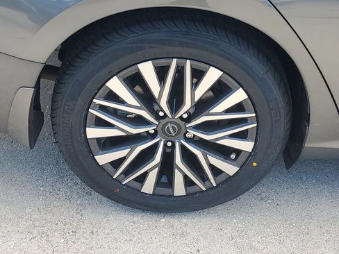 Used 2023 Nissan Altima 2.5 SV w/ SV Premium Package FWD image 11