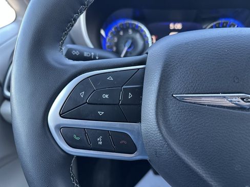 Used 2022 Chrysler Pacifica Touring-L image 29