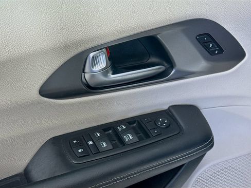Used 2024 Chrysler Pacifica Touring-L FWD image 18