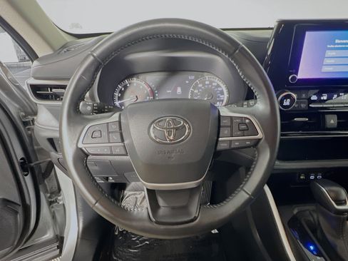Used 2025 Toyota Highlander LE FWD image 18