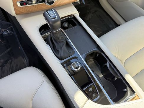 Certified 2022 Volvo XC90 T6 Momentum w/ Climate Package image 30