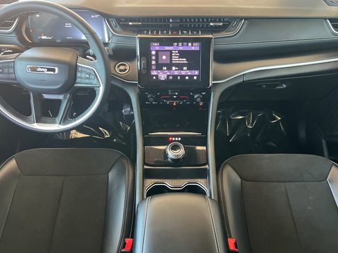 Used 2025 Jeep Grand Cherokee Altitude AWD/4WD image 13