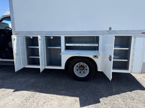 Used 2005 Ford E-350 and Econoline 350 Super Duty RWD image 27
