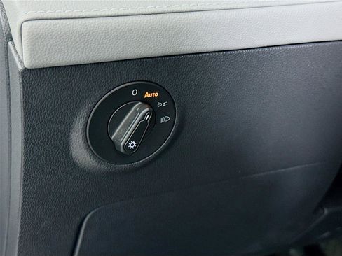 Used 2024 Volkswagen Taos SE w/ Panoramic Sunroof Package image 8