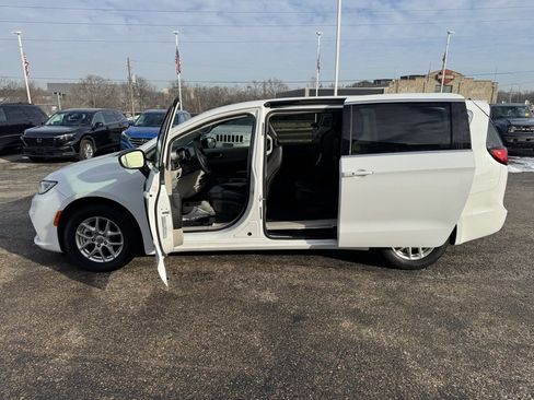 Used 2024 Chrysler Pacifica Touring-L image 4