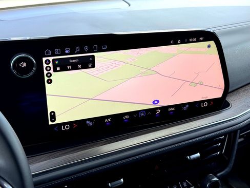 Used 2025 Chevrolet Suburban Z71 image 27