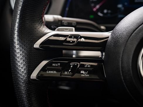 Used 2024 Mercedes-Benz GLB 250 4MATIC image 25