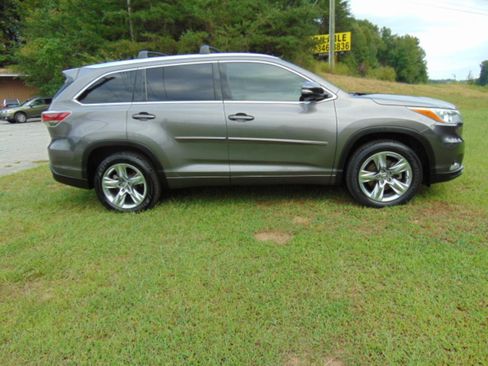 Used 2016 Toyota Highlander Limited w/ Driver Technology Package FWD image 21