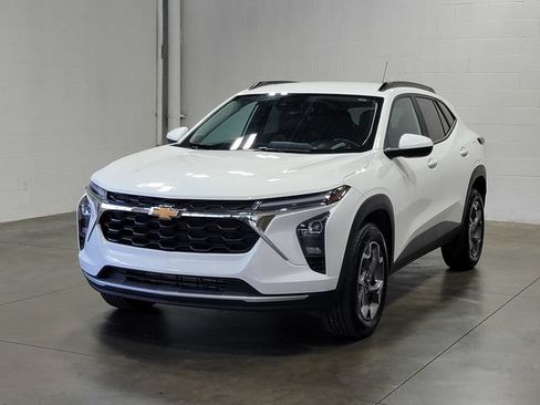 Used 2024 Chevrolet Trax LT w/ Driver Confidence Package FWD image 2