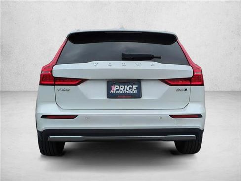 Used 2025 Volvo V60 B5 Cross Country Plus image 7