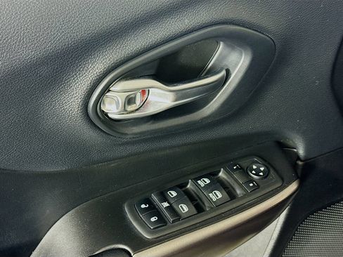 Used 2019 Jeep Cherokee Latitude Plus w/ Comfort/Convenience Group AWD/4WD image 17