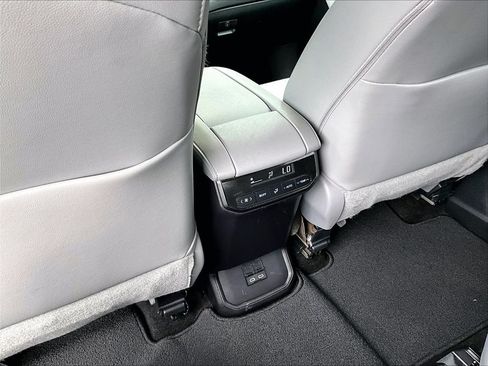 Used 2023 Toyota Highlander XLE AWD/4WD image 28